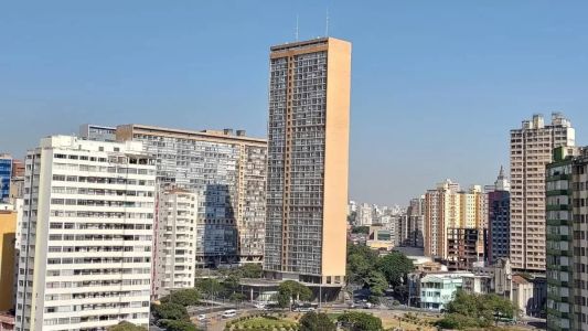 Grades visavam proteger a área de pessoas em situação de rua e assaltantes