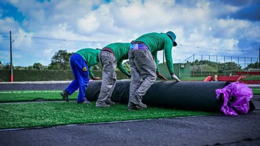 Grama sintética está sendo colocada no CT do Sport