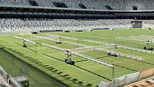 Gramado da Arena MRV recebe tratamento especial para o clássico de domingo, contra o Cruzeiro