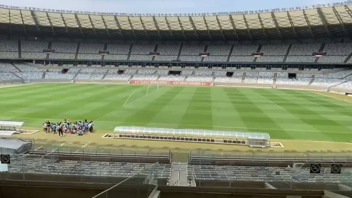 Veja imagens do gramado do Mineirão antes do clássico Cruzeiro x América 