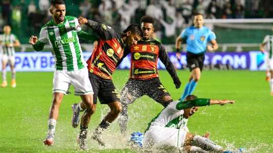 Gramado encharcado do Alfrdo Jaconi dificultou as ações da partida