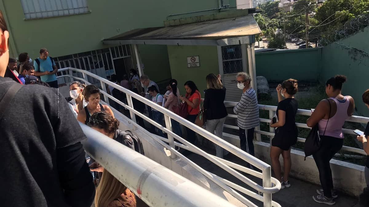 Vacina bivalente contra Covid-19: postos de saúde de Belo Horizonte registram fila e espera de até duas horas