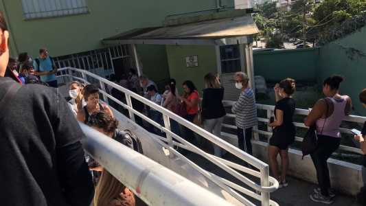 Grande fila no Posto de Saúde Carlos Chagas, no Santa Efigênia