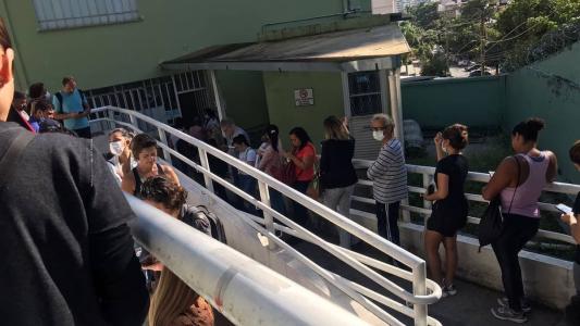 Grande fila no Posto de Saúde Carlos Chagas, no Santa Efigênia