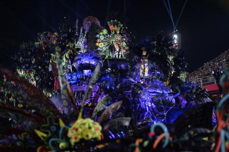 Carro com onças iluminadas no desfile da Grande Rio