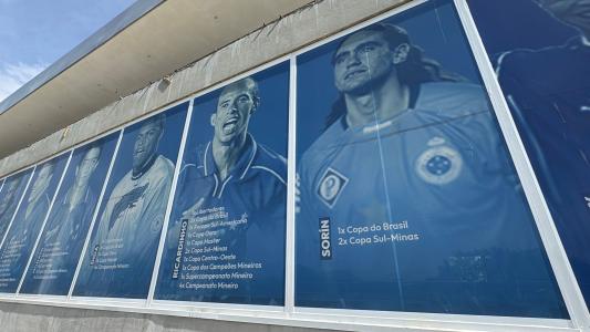 Grandes ídolos da história do Cruzeiro tiveram imagem estampada em painel gigante na Toca II.