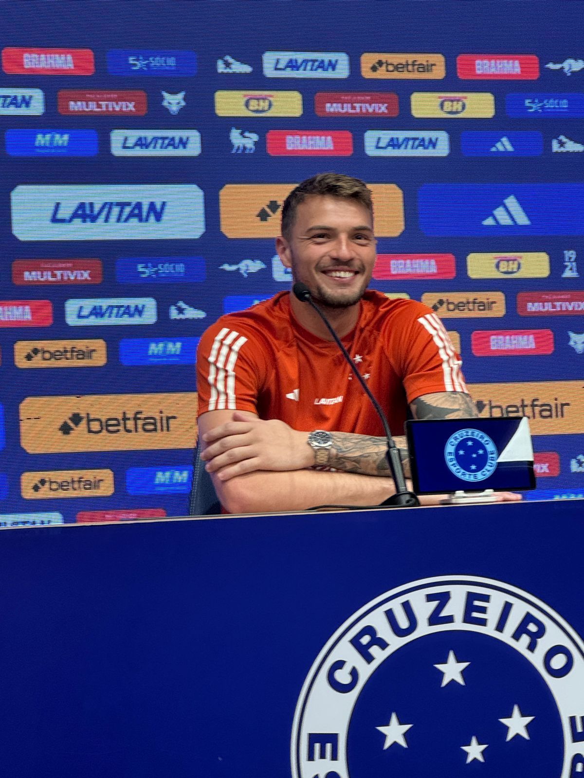 Novo goleiro do Cruzeiro dá risada e explica postagens 'picantes' na rede social