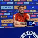 Novo goleiro do Cruzeiro dá risada e explica postagens 'picantes' na rede social
