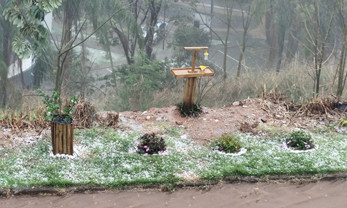 Matias Barbosa e Leopoldina, na Zona da Mata, registram chuva com granizo