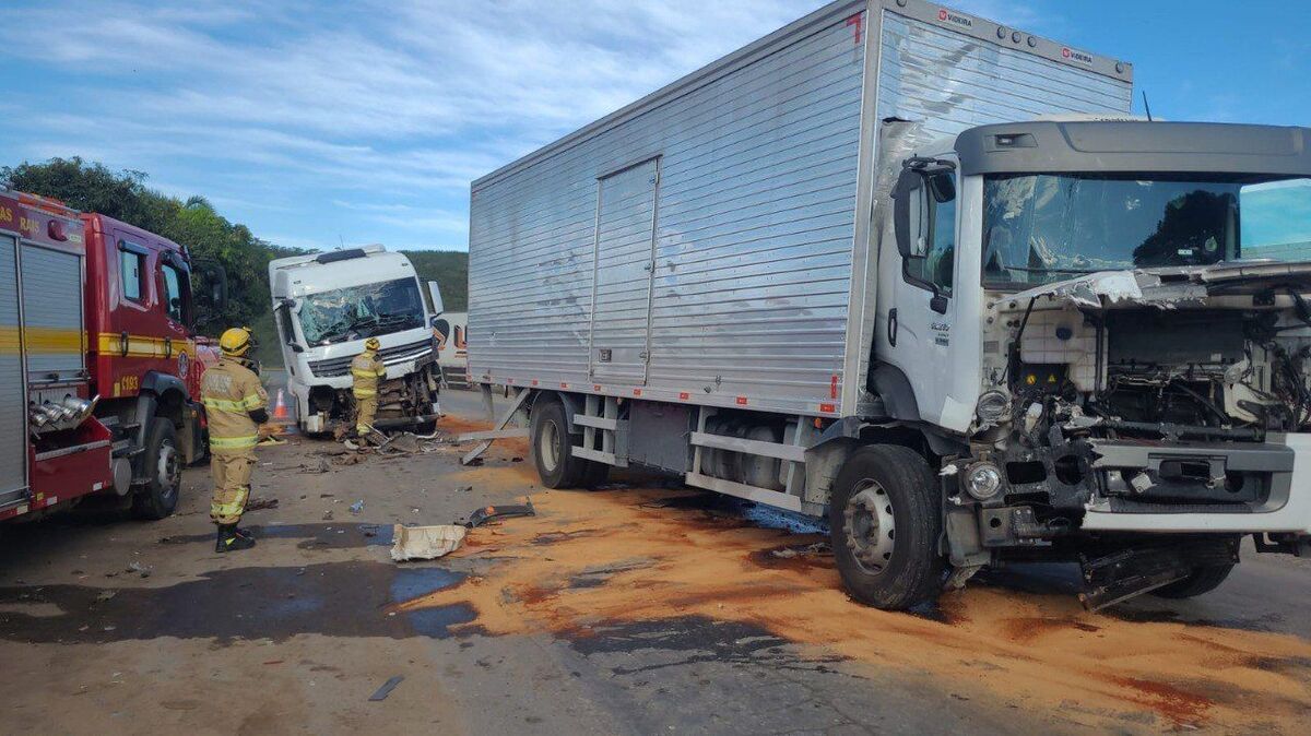 Homem morre em acidente envolvendo cavalo mecânico, caminhão e carreta no Norte de MG
