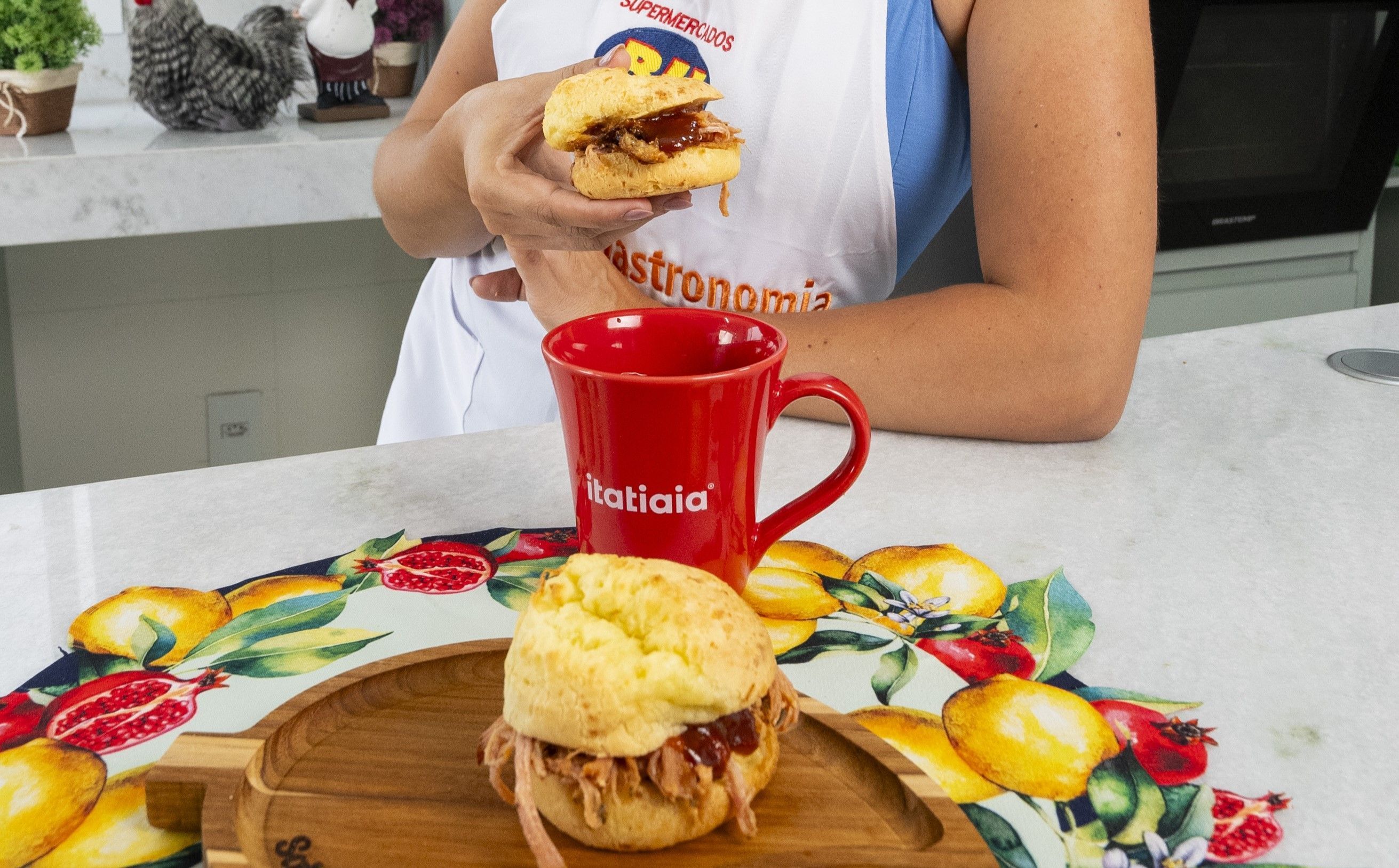 Para fazer no fim de semana, confira receita de pão de queijo recheado com pernil