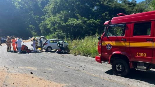 Grave acidente deixou três pessoas presas às ferragens