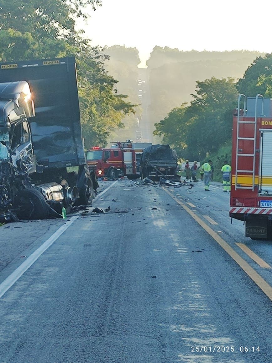 Grave acidente entre carreta e caminhão deixa um morto na MG-050; veja fotos