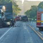 Grave acidente entre carreta e caminhão deixa um morto na MG-050; veja fotos