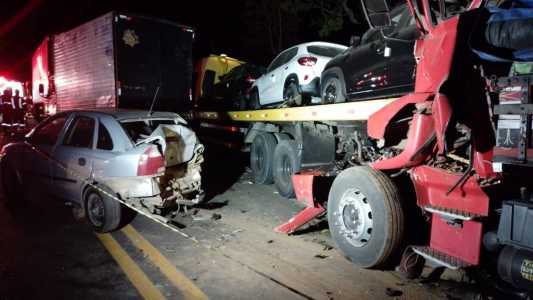 Grave acidente entre seis veículos mata uma pessoa e fere outras 14 no interior de Minas; veja imagens   