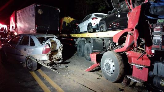 Grave acidente entre seis veículos mata uma pessoa e fere outras 14 no interior de Minas; veja imagens