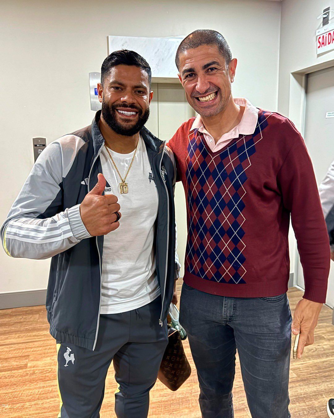 Autor de gol histórico do Atlético visita elenco antes de jogo contra o Inter