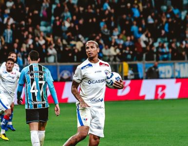 Deyverson após o gol na partida do Fortaleza contra o Grêmio
