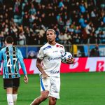 Deyverson manda recado e ironiza torcida do Grêmio no intervalo de jogo com Fortaleza