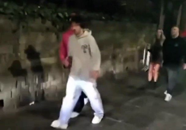 Jogador do Manchester City é flagrado bêbado em saída de bar na Inglaterra