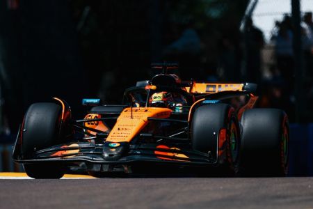 Oscar Piastri, piloto da McLaren na Fórmula 1, em ação durante o TL1 do GP da Emília-Romagna