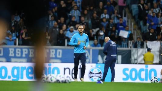 Braithwaite, atacante do Grêmio, durante aquecimento antes de jogo contra o Sport