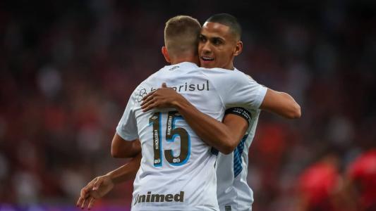 Grêmio consolida esquema com três zagueiros
