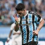 Grêmio goleia Coritiba e assume vice-liderança no Brasileirão
