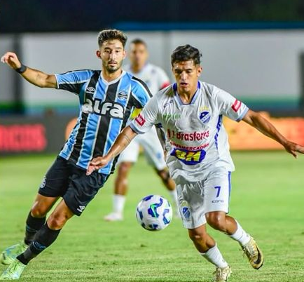 Nos pênaltis, Grêmio vence São Raimundo e se classifica na Copa do Brasil