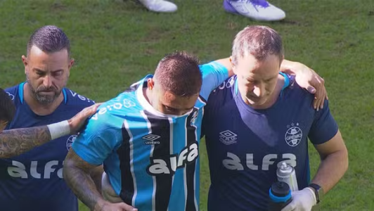 João Pedro, lateral-direito do Grêmio, deixa campo lesionado