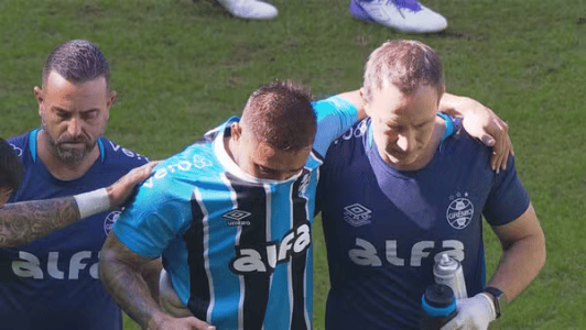 João Pedro, lateral-direito do Grêmio, deixa campo lesionado