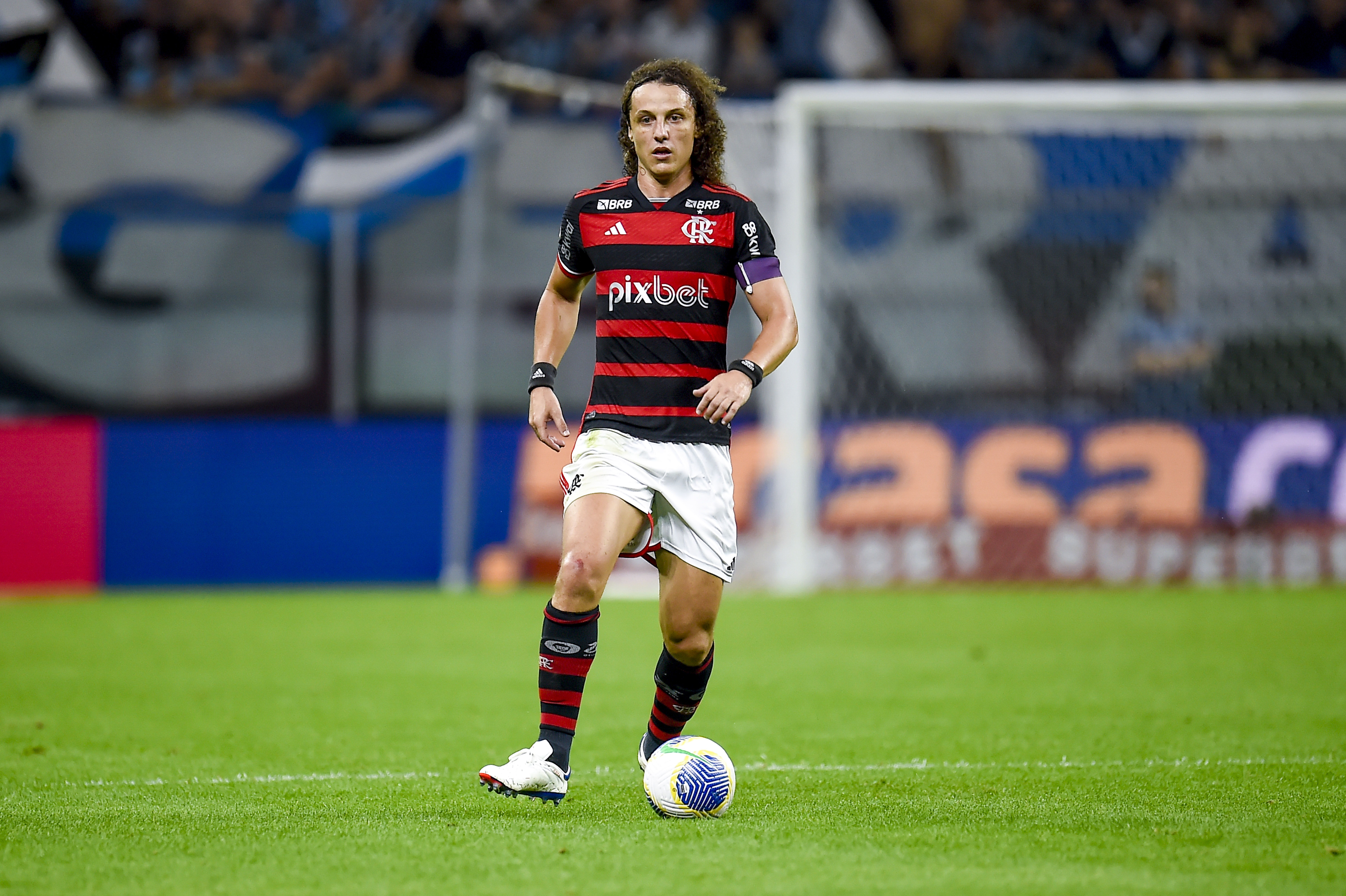 Zagueiro alerta para catimba do Peñarol, e mostra confiança em vaga do Flamengo