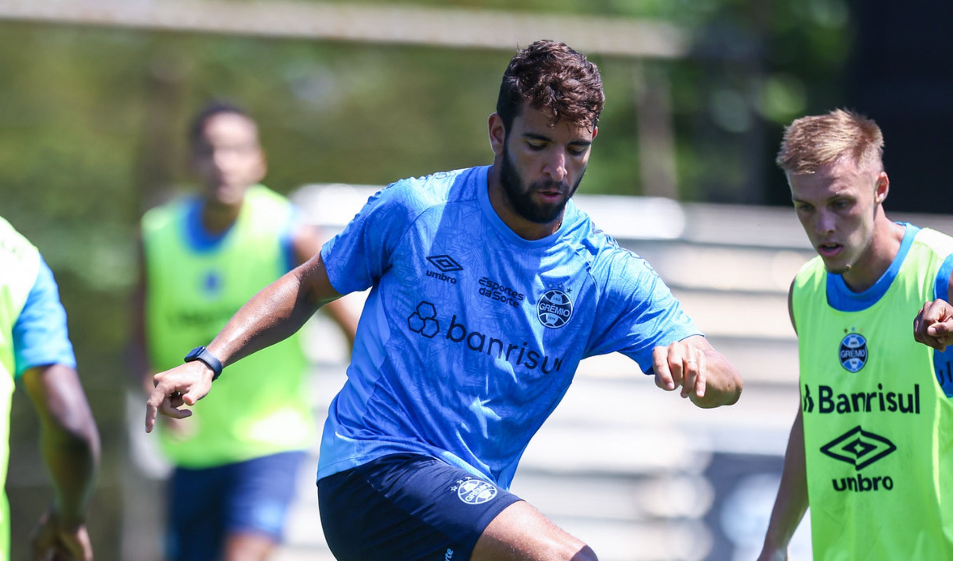 Vitória pode pagar até R$ 4 milhões ao Grêmio por Pepê; entenda