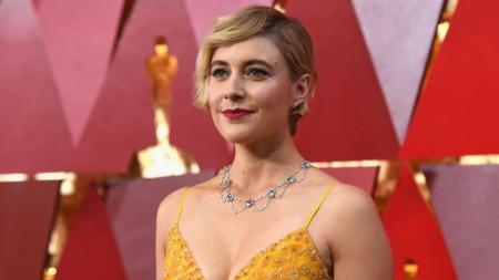 Greta Gerwig dirige a nova adaptação de 'Barbie' para os cinemas e já foi indicada ao Oscar como roteirista e diretora