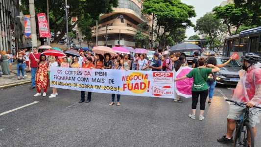 Foto mostra profissionais da educação de Belo Horizonte protestando no Centro da cidade