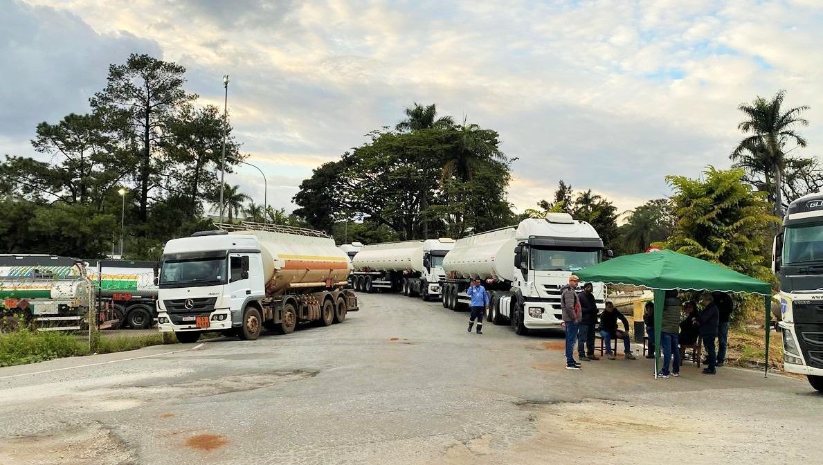 Greve de caminhoneiros pode afetar abastecimento de combustível em Minas