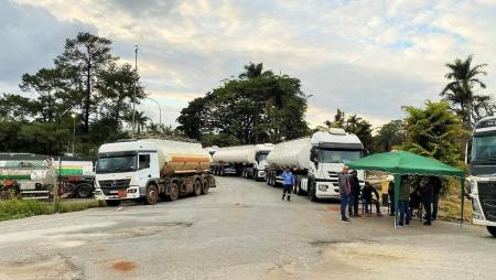 Dezenas de caminhões estão parados em Betim, na Grande BH
