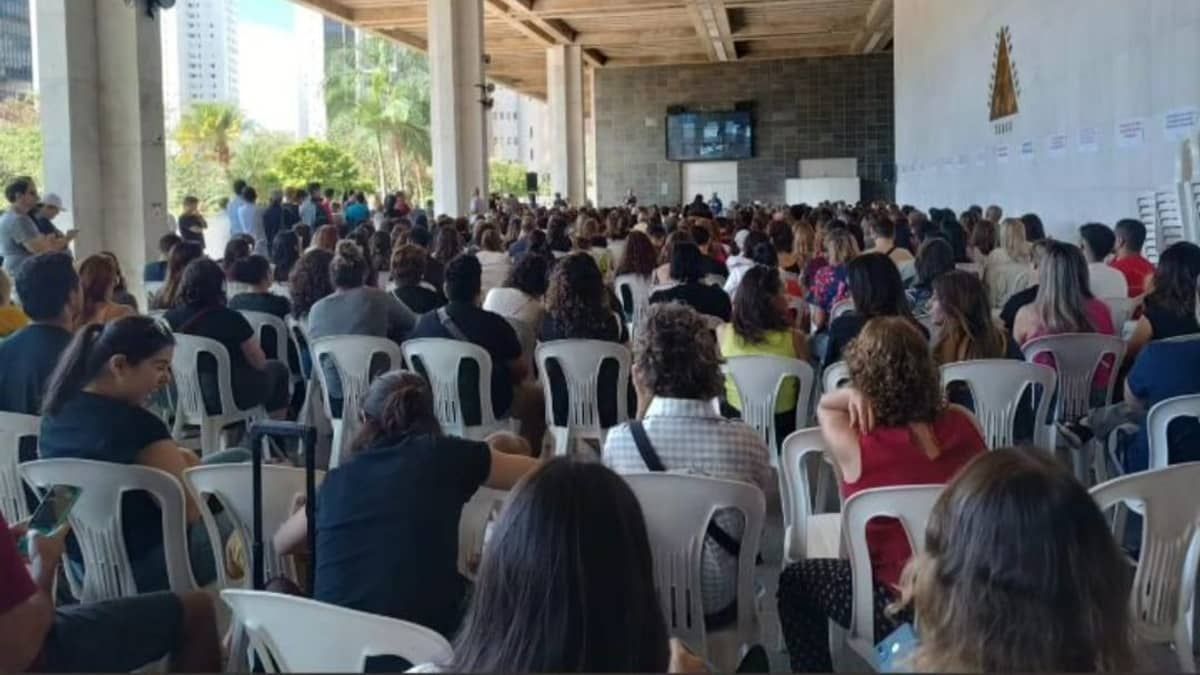 Professores da rede particular decidem manter greve por tempo indeterminado