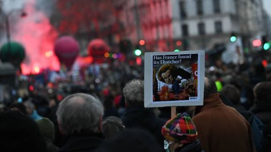 Em Paris, até o momento, milhares de pessoas protestam de maneira pacífica