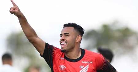 Sorriso, atacante do Athletico, comemora gol no Brasileirão Sub-20