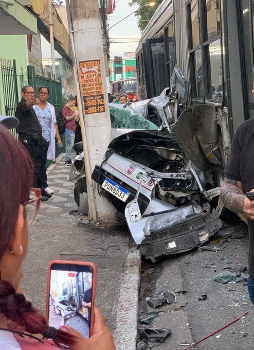 Vídeo: Ônibus 'esmaga' carro parado em avenida de SP