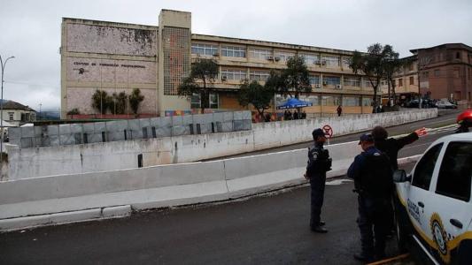 Na manhã de quarta (9), barras de metal foram instaladas para reforçar a segurança do viaduto