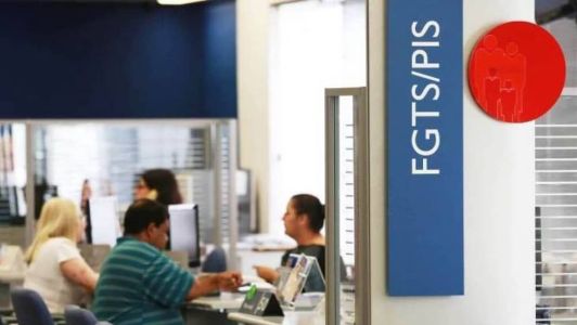 É possível descobrir o número do PIS pelo telefone, internet ou aplicativo de celular