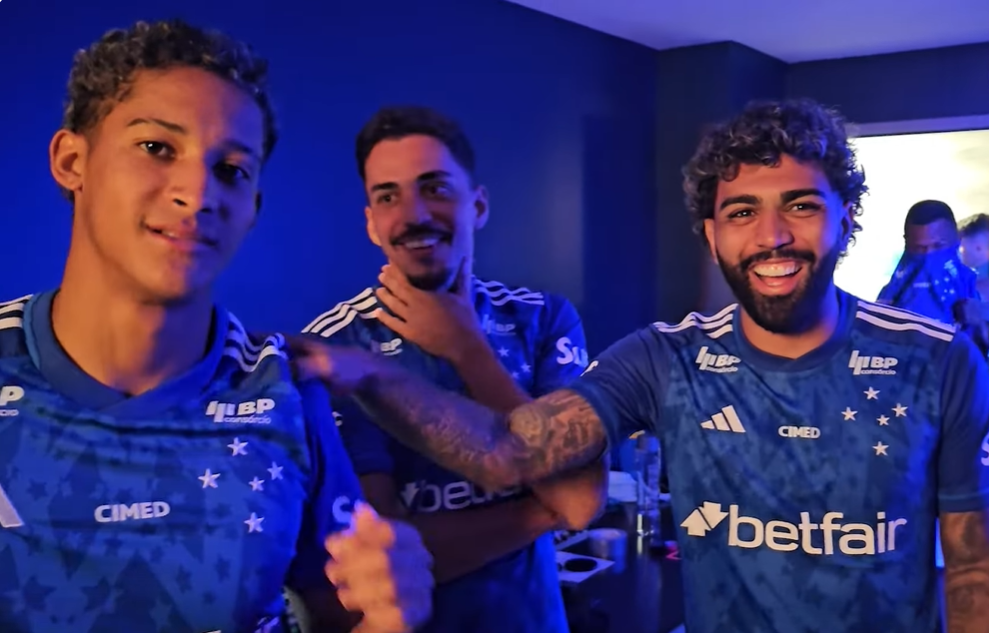 Atacante do Cruzeiro ‘imita’ Luva de Pedreiro, e Gabigol reage; veja