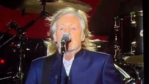Paul começou a apresentação com a música "Can't Buy Me Love", dos Beatles