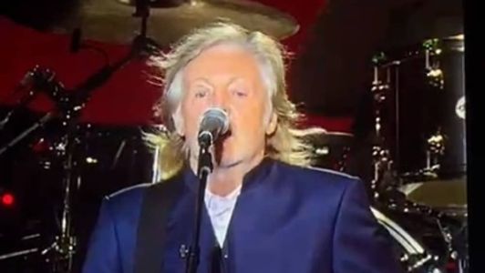 Paul começou a apresentação com a música "Can't Buy Me Love", dos Beatles