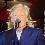 Paul McCartney sobe ao palco da Arena MRV e cumprimenta público em português: 'oi, BH!'