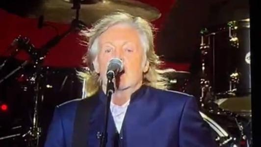 Paul começou a apresentação com a música "Can't Buy Me Love", dos Beatles