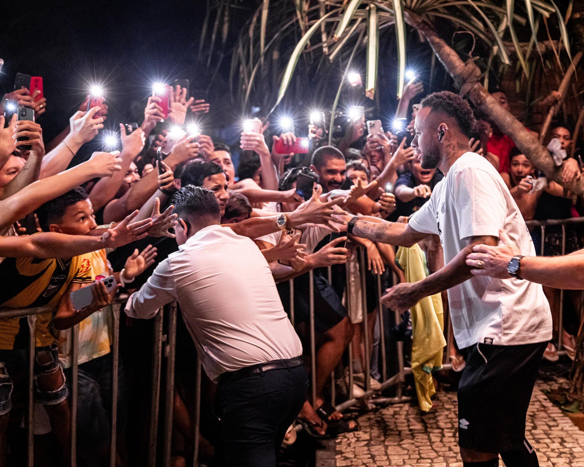 De visual novo, Neymar é ovacionado em Maceió antes de CRB x Santos; veja