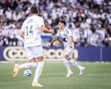 Escobar foi titular pelo Santos no clássico contra o Corinthians